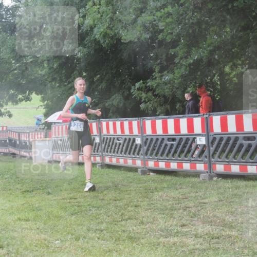 21.06.2025 - 27. Vierlanden-Triathlon KatJ http://msf.ph/oto/8037305 15.06.2025 14:18:21 Ziel 1208, 1272 meine-sportfotos.de