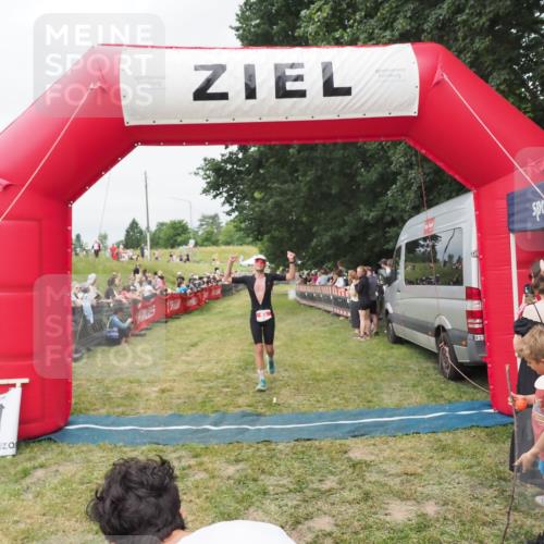 21.06.2025 - 27. Vierlanden-Triathlon MichiJ http://msf.ph/oto/8037316 15.06.2026 13:11:02 Ziel 65 meine-sportfotos.de