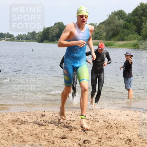 21.06.2025 - 27. Vierlanden-Triathlon Lena Gebhardt http://msf.ph/oto/8037323 15.06.2025 12:04:11 Schwimmen 1009, 1010, 1011, 1012, 1013 meine-sportfotos.de