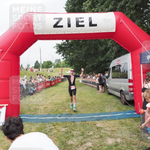 21.06.2025 - 27. Vierlanden-Triathlon MichiJ http://msf.ph/oto/8037329 15.06.2026 13:11:02 Ziel 65 meine-sportfotos.de