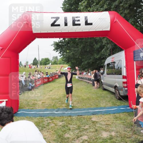 21.06.2025 - 27. Vierlanden-Triathlon MichiJ http://msf.ph/oto/8037335 15.06.2026 13:11:02 Ziel 65 meine-sportfotos.de