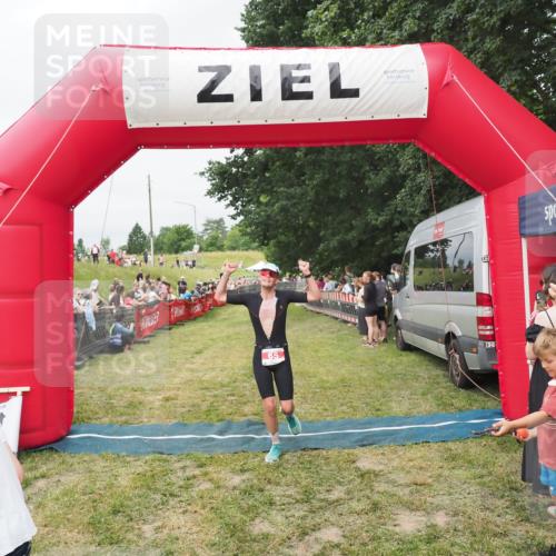 21.06.2025 - 27. Vierlanden-Triathlon MichiJ http://msf.ph/oto/8037345 15.06.2026 13:11:03 Ziel 65 meine-sportfotos.de