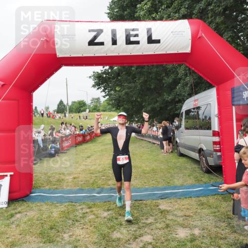 21.06.2025 - 27. Vierlanden-Triathlon MichiJ http://msf.ph/oto/8037357 15.06.2026 13:11:03 Ziel 65 meine-sportfotos.de