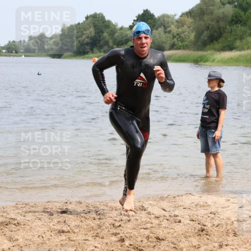 21.06.2025 - 27. Vierlanden-Triathlon Lena Gebhardt http://msf.ph/oto/8037372 15.06.2025 12:04:16 Schwimmen 1009, 1010, 1011, 1012, 1013 meine-sportfotos.de