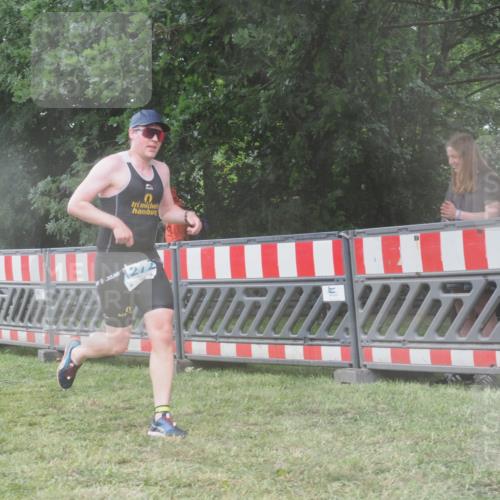 21.06.2025 - 27. Vierlanden-Triathlon KatJ http://msf.ph/oto/8037377 15.06.2025 14:18:26 Ziel 1272 meine-sportfotos.de