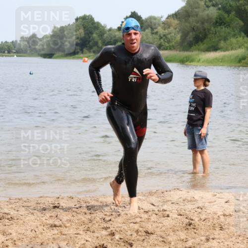 21.06.2025 - 27. Vierlanden-Triathlon Lena Gebhardt http://msf.ph/oto/8037378 15.06.2025 12:04:16 Schwimmen 1009, 1010, 1011, 1012, 1013 meine-sportfotos.de