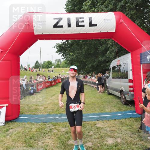 21.06.2025 - 27. Vierlanden-Triathlon MichiJ http://msf.ph/oto/8037383 15.06.2026 13:11:04 Ziel 65 meine-sportfotos.de