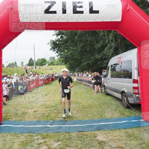 21.06.2025 - 27. Vierlanden-Triathlon MichiJ http://msf.ph/oto/8037387 15.06.2026 13:11:26 Ziel 817 meine-sportfotos.de