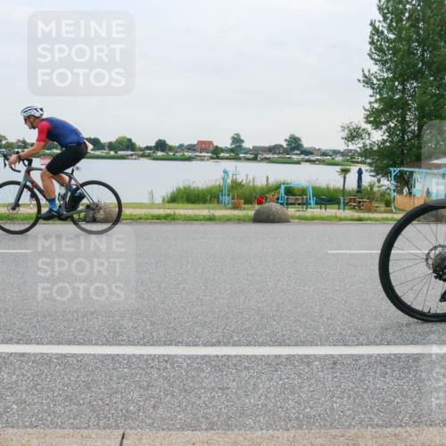 15.06.2025 - 27. Vierlanden-Triathlon H.Heesch http://msf.ph/oto/8037390 15.06.2025 10:52:04 Radfahren 81, 252, 382, 435, 623 meine-sportfotos.de