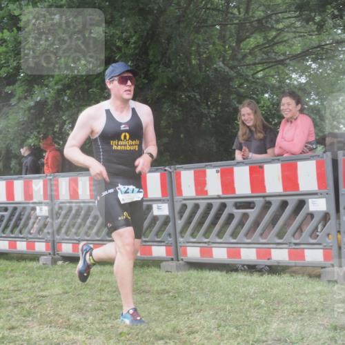21.06.2025 - 27. Vierlanden-Triathlon KatJ http://msf.ph/oto/8037392 15.06.2025 14:18:26 Ziel 1272 meine-sportfotos.de