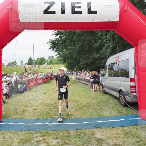 21.06.2025 - 27. Vierlanden-Triathlon MichiJ http://msf.ph/oto/8037394 15.06.2026 13:11:26 Ziel 817 meine-sportfotos.de