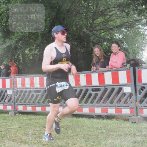 21.06.2025 - 27. Vierlanden-Triathlon KatJ http://msf.ph/oto/8037395 15.06.2025 14:18:27 Ziel 1272 meine-sportfotos.de