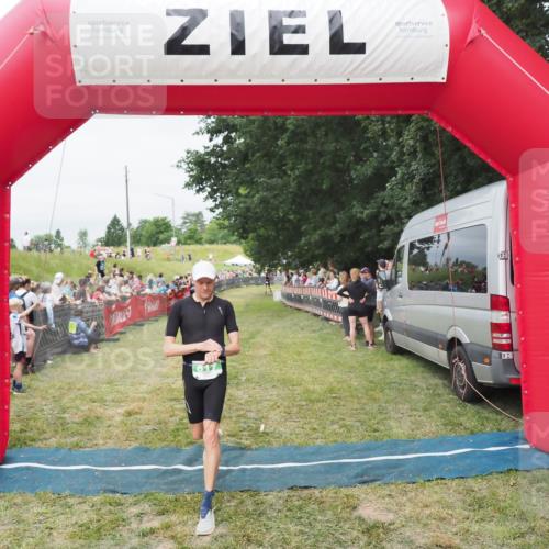 21.06.2025 - 27. Vierlanden-Triathlon MichiJ http://msf.ph/oto/8037416 15.06.2026 13:11:27 Ziel 817 meine-sportfotos.de