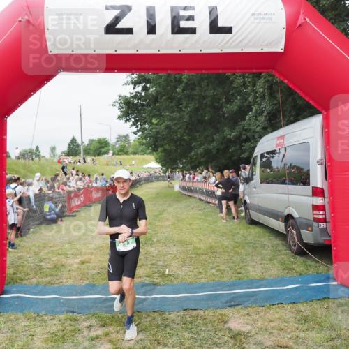 21.06.2025 - 27. Vierlanden-Triathlon MichiJ http://msf.ph/oto/8037421 15.06.2026 13:11:27 Ziel 817 meine-sportfotos.de