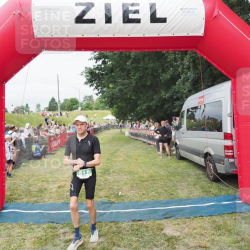 21.06.2025 - 27. Vierlanden-Triathlon MichiJ http://msf.ph/oto/8037427 15.06.2026 13:11:27 Ziel 817 meine-sportfotos.de