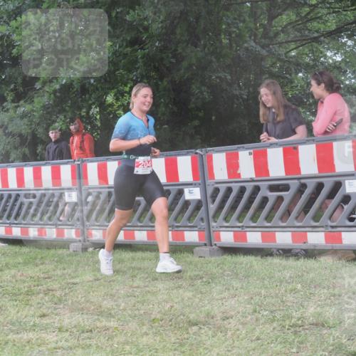 21.06.2025 - 27. Vierlanden-Triathlon KatJ http://msf.ph/oto/8037431 15.06.2025 14:18:37 Ziel 204, 1228 meine-sportfotos.de