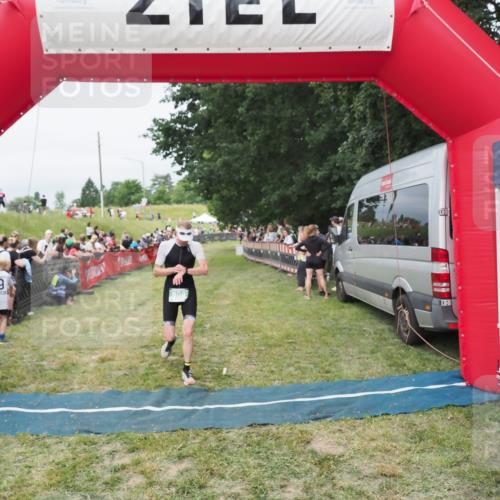 21.06.2025 - 27. Vierlanden-Triathlon MichiJ http://msf.ph/oto/8037432 15.06.2026 13:11:38 Ziel 808 meine-sportfotos.de