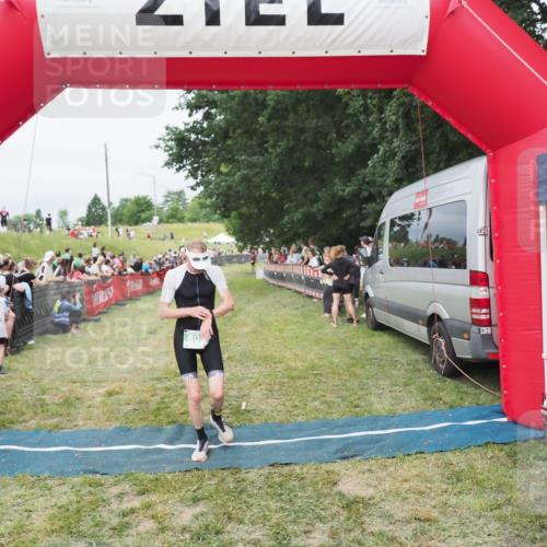21.06.2025 - 27. Vierlanden-Triathlon MichiJ http://msf.ph/oto/8037458 15.06.2026 13:11:39 Ziel 808 meine-sportfotos.de