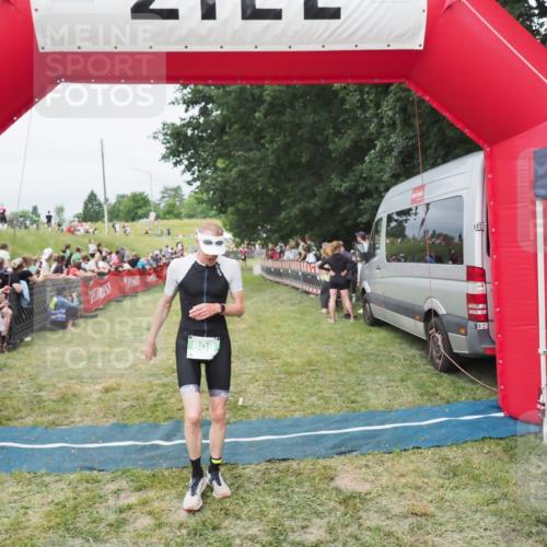 21.06.2025 - 27. Vierlanden-Triathlon MichiJ http://msf.ph/oto/8037483 15.06.2026 13:11:39 Ziel 808 meine-sportfotos.de