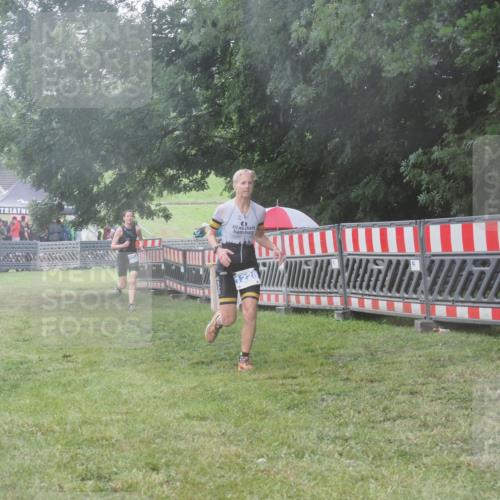 21.06.2025 - 27. Vierlanden-Triathlon KatJ http://msf.ph/oto/8037485 15.06.2025 14:18:44 Ziel 1196, 1216, 1228 meine-sportfotos.de
