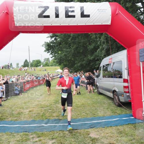 21.06.2025 - 27. Vierlanden-Triathlon MichiJ http://msf.ph/oto/8037489 15.06.2026 13:11:50 Ziel 702, 962 meine-sportfotos.de