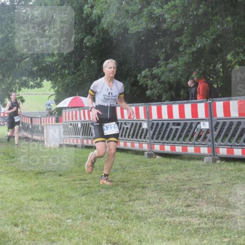 21.06.2025 - 27. Vierlanden-Triathlon KatJ http://msf.ph/oto/8037496 15.06.2025 14:18:45 Ziel 1196, 1216, 1228 meine-sportfotos.de