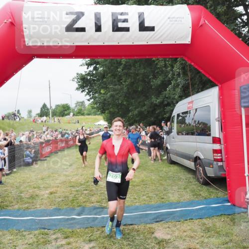 21.06.2025 - 27. Vierlanden-Triathlon MichiJ http://msf.ph/oto/8037500 15.06.2026 13:11:50 Ziel 702, 962 meine-sportfotos.de
