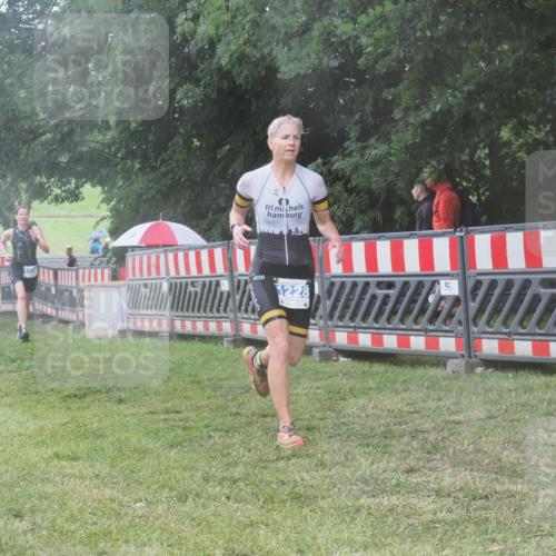 21.06.2025 - 27. Vierlanden-Triathlon KatJ http://msf.ph/oto/8037504 15.06.2025 14:18:45 Ziel 1196, 1216, 1228 meine-sportfotos.de