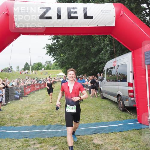 21.06.2025 - 27. Vierlanden-Triathlon MichiJ http://msf.ph/oto/8037507 15.06.2026 13:11:50 Ziel 702, 962 meine-sportfotos.de