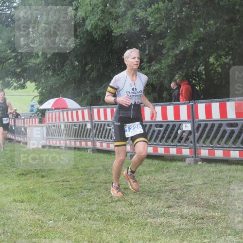 21.06.2025 - 27. Vierlanden-Triathlon KatJ http://msf.ph/oto/8037508 15.06.2025 14:18:45 Ziel 1196, 1216, 1228 meine-sportfotos.de