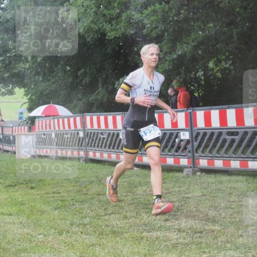 21.06.2025 - 27. Vierlanden-Triathlon KatJ http://msf.ph/oto/8037511 15.06.2025 14:18:46 Ziel 1196, 1216, 1228 meine-sportfotos.de