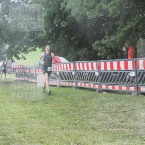 21.06.2025 - 27. Vierlanden-Triathlon KatJ http://msf.ph/oto/8037513 15.06.2025 14:18:47 Ziel 1196, 1216, 1228 meine-sportfotos.de