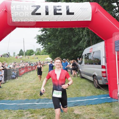 21.06.2025 - 27. Vierlanden-Triathlon MichiJ http://msf.ph/oto/8037514 15.06.2026 13:11:50 Ziel 702, 962 meine-sportfotos.de