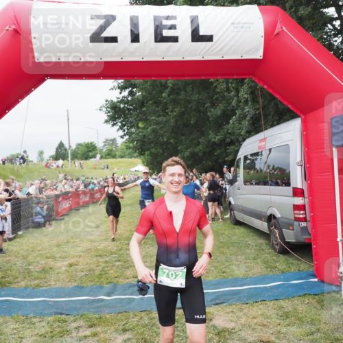 21.06.2025 - 27. Vierlanden-Triathlon MichiJ http://msf.ph/oto/8037522 15.06.2026 13:11:51 Ziel 702, 962 meine-sportfotos.de
