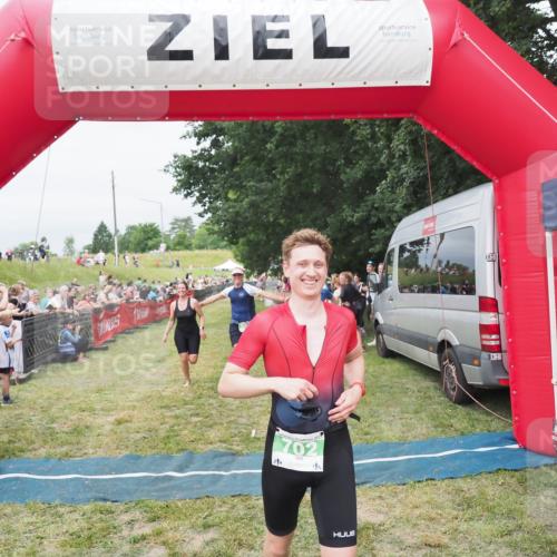 21.06.2025 - 27. Vierlanden-Triathlon MichiJ http://msf.ph/oto/8037527 15.06.2026 13:11:51 Ziel 702, 962 meine-sportfotos.de