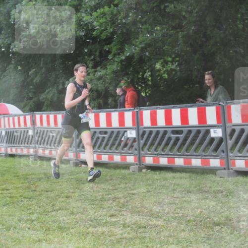 21.06.2025 - 27. Vierlanden-Triathlon KatJ http://msf.ph/oto/8037532 15.06.2025 14:18:48 Ziel 1196, 1216, 1228 meine-sportfotos.de