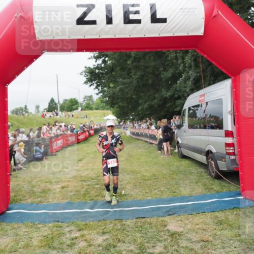 21.06.2025 - 27. Vierlanden-Triathlon MichiJ http://msf.ph/oto/8037533 15.06.2026 13:12:13 Ziel 143 meine-sportfotos.de