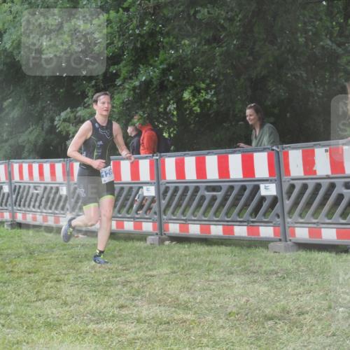 21.06.2025 - 27. Vierlanden-Triathlon KatJ http://msf.ph/oto/8037534 15.06.2025 14:18:48 Ziel 1196, 1216, 1228 meine-sportfotos.de