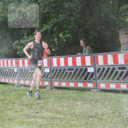 21.06.2025 - 27. Vierlanden-Triathlon KatJ http://msf.ph/oto/8037538 15.06.2025 14:18:48 Ziel 1196, 1216, 1228 meine-sportfotos.de
