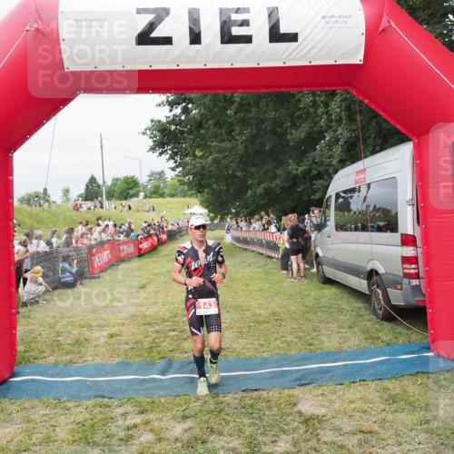 21.06.2025 - 27. Vierlanden-Triathlon MichiJ http://msf.ph/oto/8037546 15.06.2026 13:12:13 Ziel 143 meine-sportfotos.de