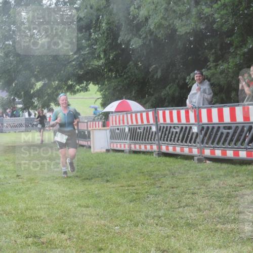 21.06.2025 - 27. Vierlanden-Triathlon KatJ http://msf.ph/oto/8037594 15.06.2025 14:19:09 Ziel 905, 1203 meine-sportfotos.de