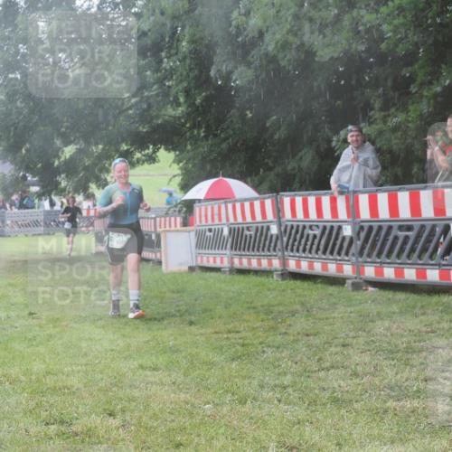 21.06.2025 - 27. Vierlanden-Triathlon KatJ http://msf.ph/oto/8037596 15.06.2025 14:19:09 Ziel 905, 1203 meine-sportfotos.de
