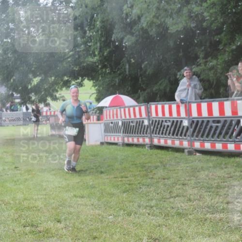 21.06.2025 - 27. Vierlanden-Triathlon KatJ http://msf.ph/oto/8037602 15.06.2025 14:19:09 Ziel 905, 1203 meine-sportfotos.de
