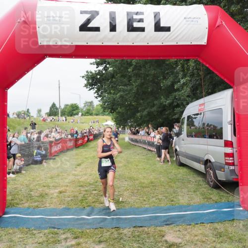 21.06.2025 - 27. Vierlanden-Triathlon MichiJ http://msf.ph/oto/8037608 15.06.2026 13:12:43 Ziel 81, 934 meine-sportfotos.de