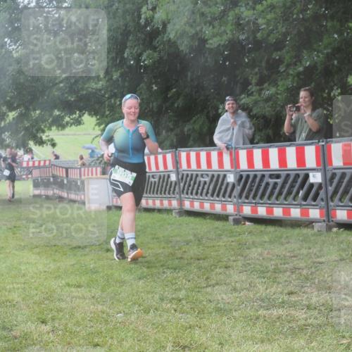 21.06.2025 - 27. Vierlanden-Triathlon KatJ http://msf.ph/oto/8037612 15.06.2025 14:19:10 Ziel 905, 1203 meine-sportfotos.de