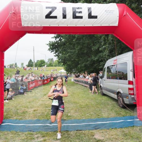 21.06.2025 - 27. Vierlanden-Triathlon MichiJ http://msf.ph/oto/8037618 15.06.2026 13:12:43 Ziel 81, 934 meine-sportfotos.de