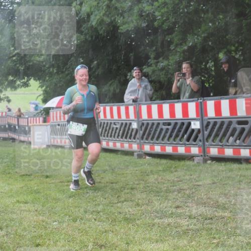 21.06.2025 - 27. Vierlanden-Triathlon KatJ http://msf.ph/oto/8037623 15.06.2025 14:19:10 Ziel 905, 1203 meine-sportfotos.de