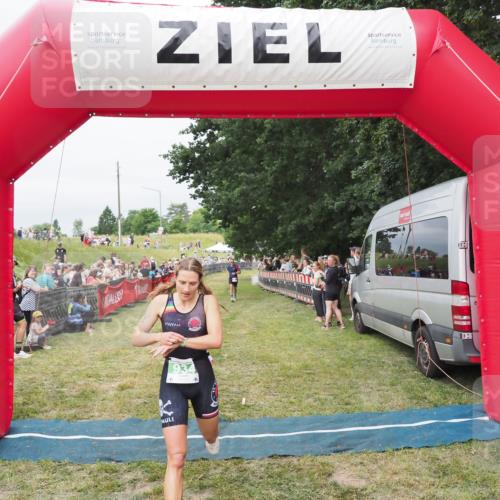 21.06.2025 - 27. Vierlanden-Triathlon MichiJ http://msf.ph/oto/8037629 15.06.2026 13:12:43 Ziel 81, 934 meine-sportfotos.de