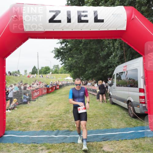 21.06.2025 - 27. Vierlanden-Triathlon MichiJ http://msf.ph/oto/8037657 15.06.2026 13:12:48 Ziel 81, 934 meine-sportfotos.de