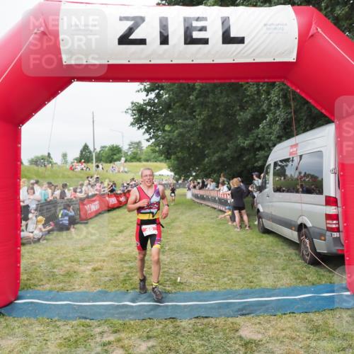 21.06.2025 - 27. Vierlanden-Triathlon MichiJ http://msf.ph/oto/8037671 15.06.2026 13:13:14 Ziel 49, 677 meine-sportfotos.de